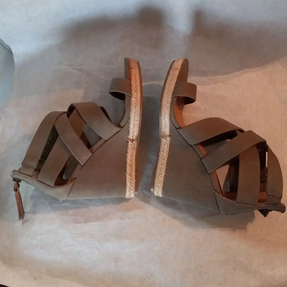 Brash Criss Cross Wedges NWOT